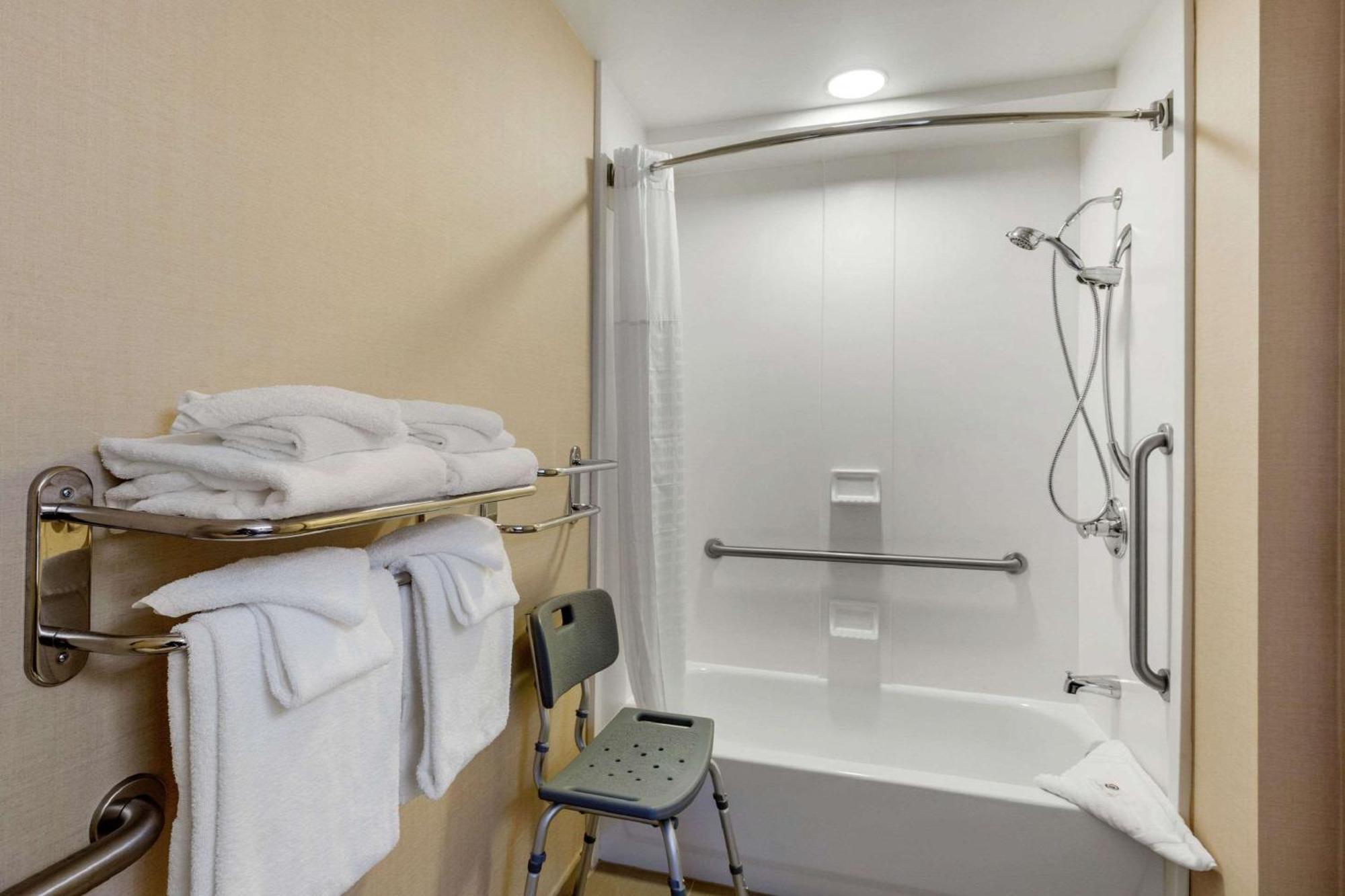 Queen Room Accessible Tub Accessible or Non-Smoking